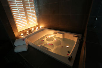 Deep Soaking Bathtub